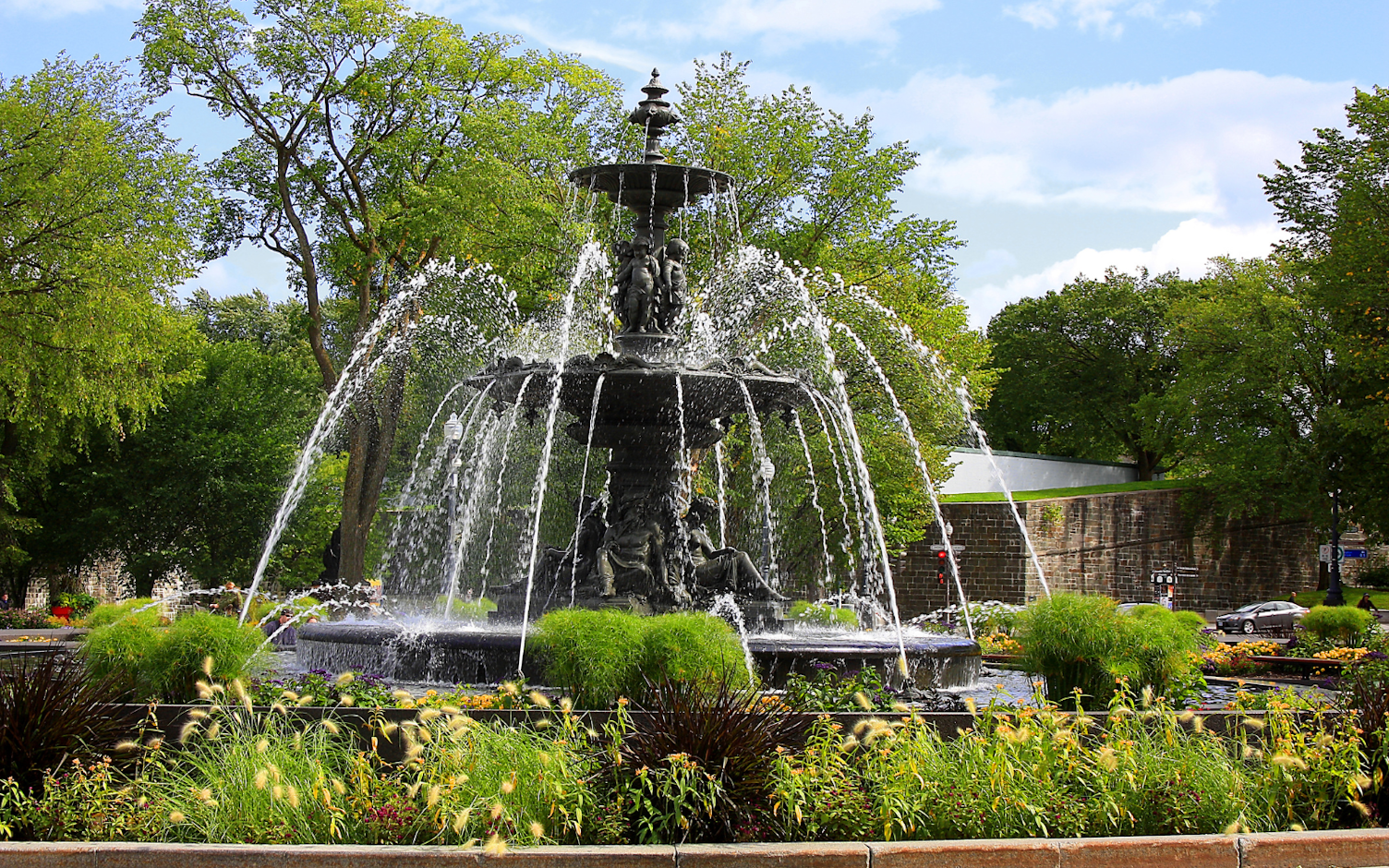 Kąpiel w fontannie może się wydawać beztroską zabawą, jednak niesie za sobą wiele zagrożeń.